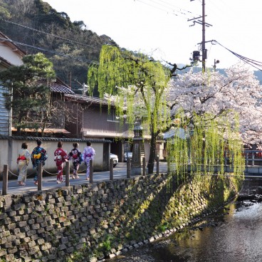 Kinosaki Onsen (Hyogo), Onsen hoppers wearing yukata and geta in spring