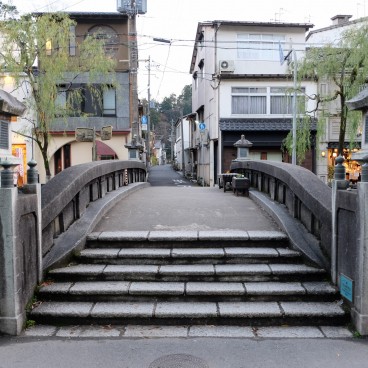 Kinosaki Onsen (Hyogo), Stone bridge crossing Otani River in the city center