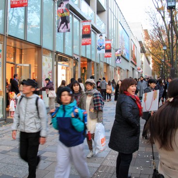 Omotesando Avenue in Tokyo, Busy sidewalks