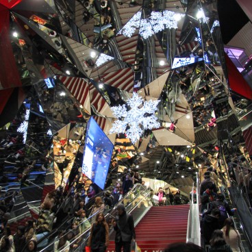 Omotesando Avenue in Tokyo, Mirror entrance of the Tokyu Plaza