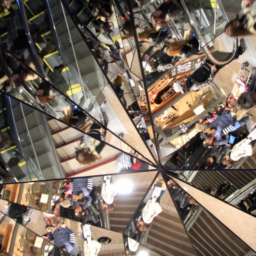 Omotesando Avenue in Tokyo, Mirror entrance of the Tokyu Plaza 2