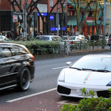 Omotesando Avenue in Tokyo, Luxury cars