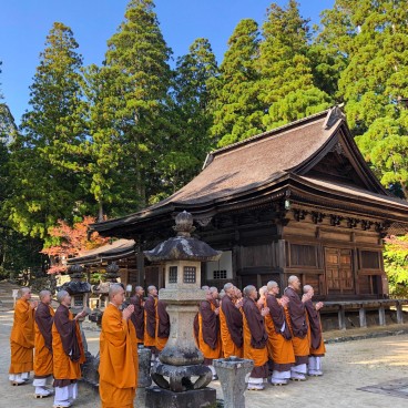 Mount Koya (Wakayama), Buddhist monks praying in the outdoor
