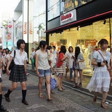 Takeshita-dori, People walking in the shopping street 6