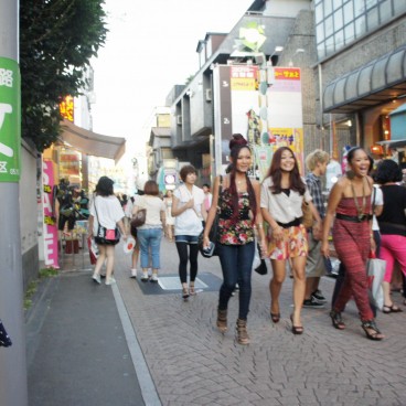 Takeshita-dori, People walking in the shopping street 4
