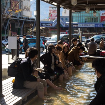 Atami, People enjoying an ashiyu foot bath