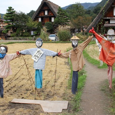 Shirakawa-go, A scarecrow family