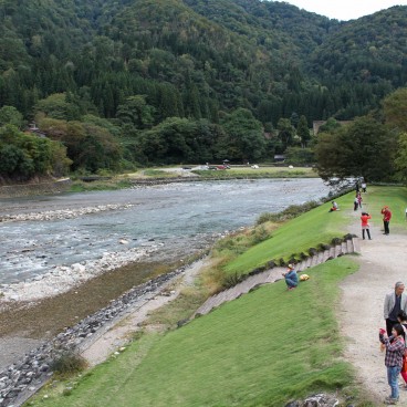 Shirakawa-go, Banks of the river
