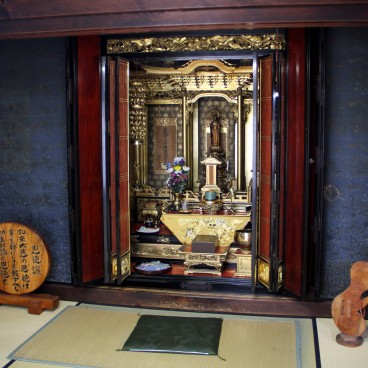 Shirakawa-go, Buddhist altar