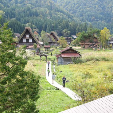 Shirakawa-go, Overview of the village and tourists