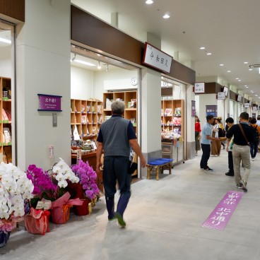 Good shops at Uogashi Yokocho Market in Toyosu