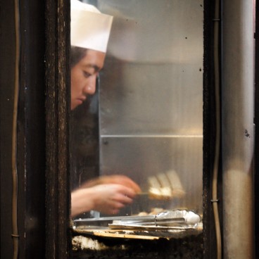 Omoide Yokocho (Tokyo), Cook in a yakitori restaurant