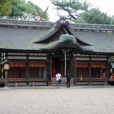 Sumiyoshi Taisha (Osaka), Worshipper ringing the bell to pray at the Shinto pavilion