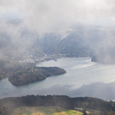 View on Lake ashi (Hakone) in autumn 4
