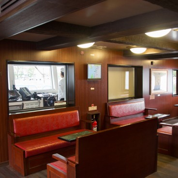 Lake ashi (Hakone), Inside view of a cruising ship