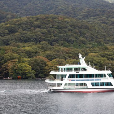 Lake ashi (Hakone), Cruising ship