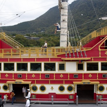 Lake ashi (Hakone), Pirate ship 2