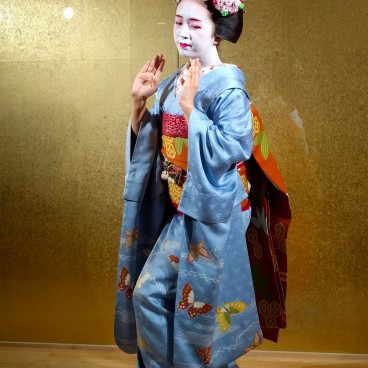 Maiko performing in Kyoto 2