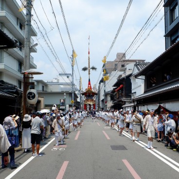 Gion Matsuri in Kyoto, A float in a narrow street