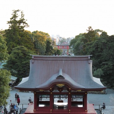 Tsurugaoka Hachimangu (Kamakura), View on the Maiden pavilion from the stone stairway 2