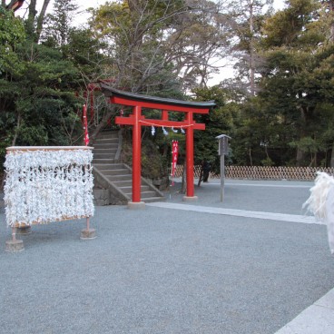 Tsurugaoka Hachimangu (Kamakura), Shinto priest walking the grounds