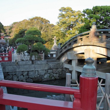 Tsurugaoka Hachimangu (Kamakura), Taiko-bashi drum bridge at the entrance of the shrine's grounds