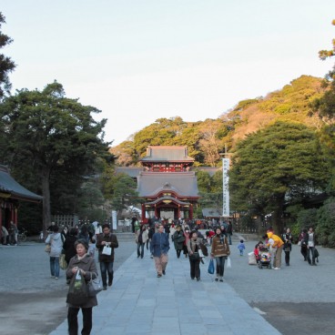 Tsurugaoka Hachimangu (Kamakura), Central pathway in the shrine's grounds in winter 2