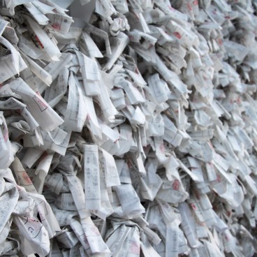 Tsurugaoka Hachimangu (Kamakura), Omikuji fortune-telling paper slips