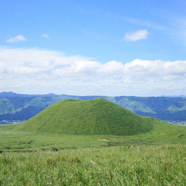 Mount Aso (Kyushu), Grassland and volcano peak
