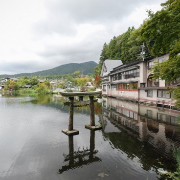 Yufuin (Kyushu), Floating torii gate on Lake Kinrin-ko