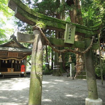 Yufuin (Kyushu), Shinto shrine near Lake Kinrin-ko