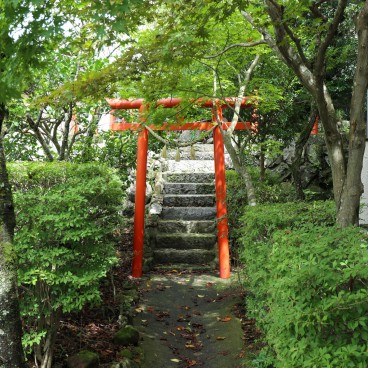 Yufuin (Kyushu), Little Shinto shrine at the foot of Mount Yufu