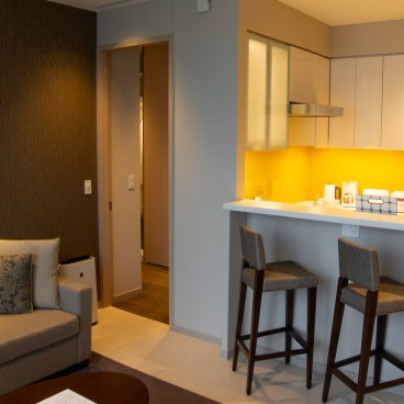 Oakwood Premier Tokyo, Living room and kitchen of the Une chambre Deluxe