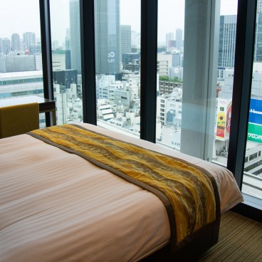 Oakwood Premier Tokyo, Bed and view from the Une chambre Deluxe