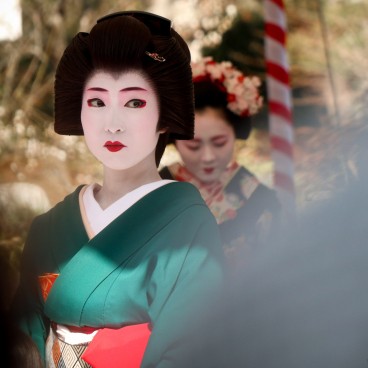 Kitano Tenmangu (Kyoto), Geiko and Maiko at an open-air tea ceremony on February 25