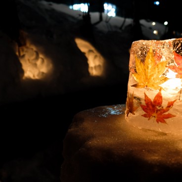 Otaru, Yuki Akari no Michi, Ice lantern incrusted in momiji leaves