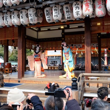Setsubun, Yasaka-jinja, Geiko performance