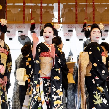 Setsubun, Yasaka-jinja, Geiko greeting visitors 2