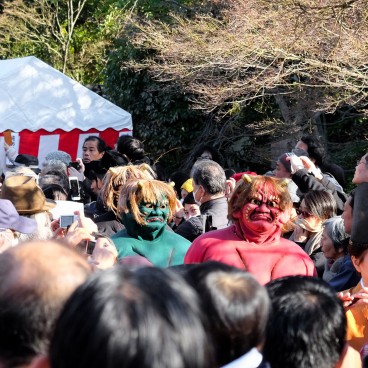 Setsubun, Rozan-ji, Oni demons in the crowd