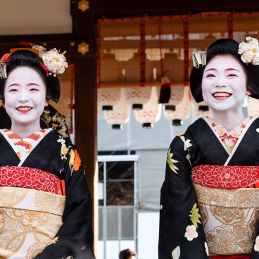 Setsubun, Yasaka-jinja, Geiko greeting visitors