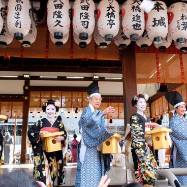 Setsubun, Yasaka-jinja, Shinto shrine attendants, Geiko and Maiko throwing beans