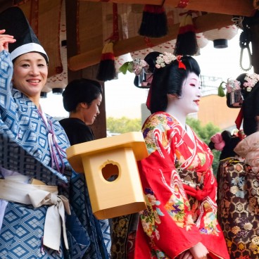 Setsubun, Yasaka-jinja, Shinto shrine attendants, Geiko and Maiko throwing beans 2