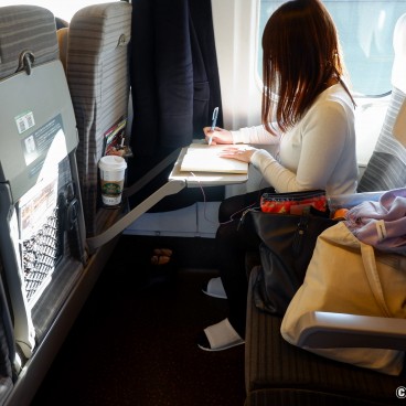 Space available between the seats in Hayabusa Tohoku Shinkansen