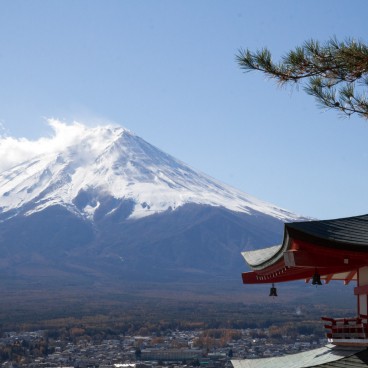 Fujiyoshida (Yamanashi), View on Mount Fuji and Chureito Pagoda on the right