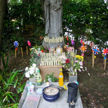 Chofu, Jindai-ji, Jizo statue and offerings