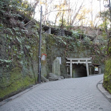 Zeniarai Benten, Alley to the entrance