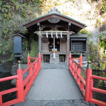 Zeniarai Benten, Prayer hall
