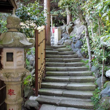 Zeniarai Benten, Temple grounds