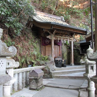 Zeniarai Benten, Temple grounds 2