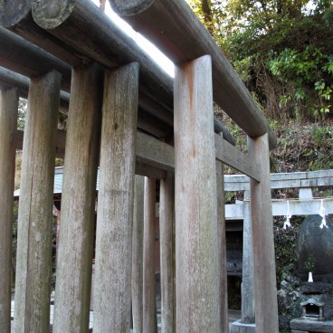Zeniarai Benten, Torii gates